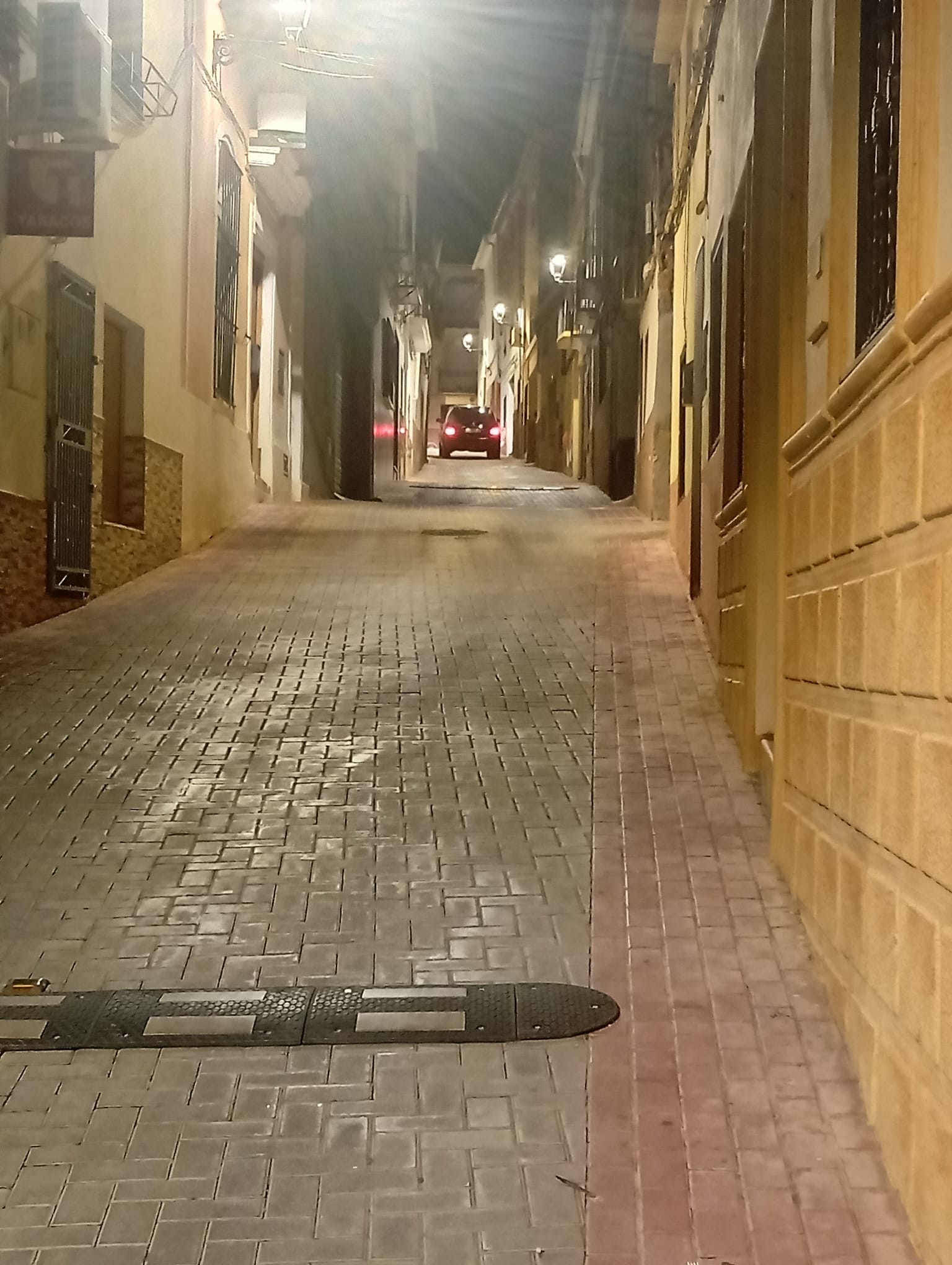 Iluminación LED en una calle de Zarra durante la noche.